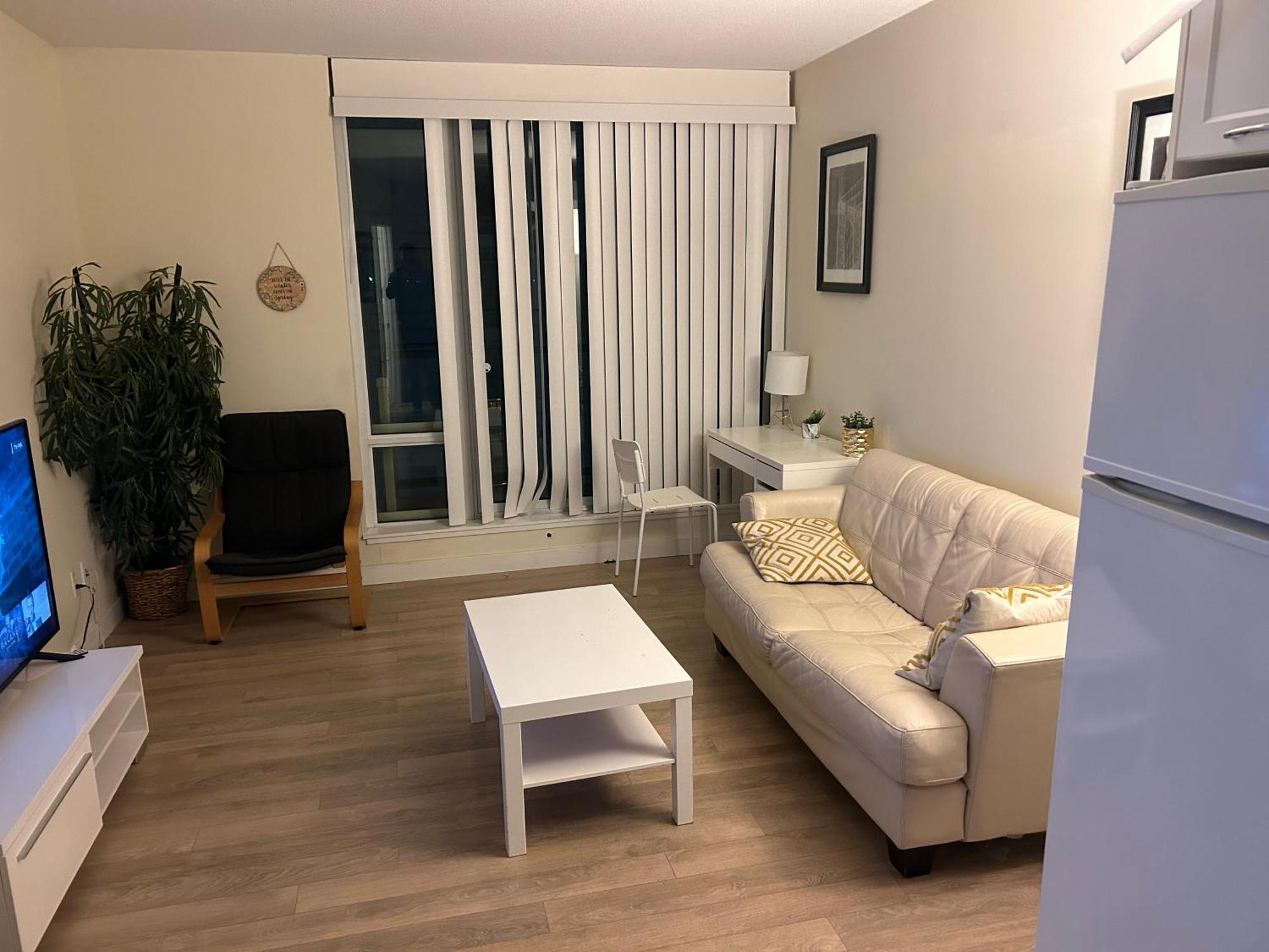 One Bedroom On Brentwood Station Apartment *